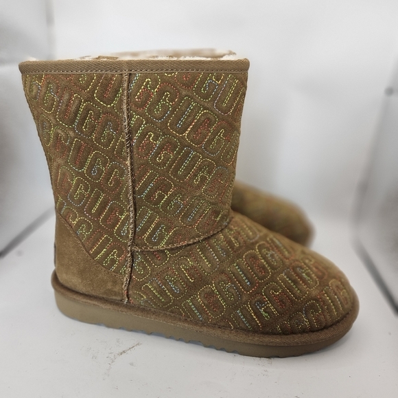UGG Kids' Classic II Graphic Stitch Short Boot SZ 5 - Picture 6 of 10